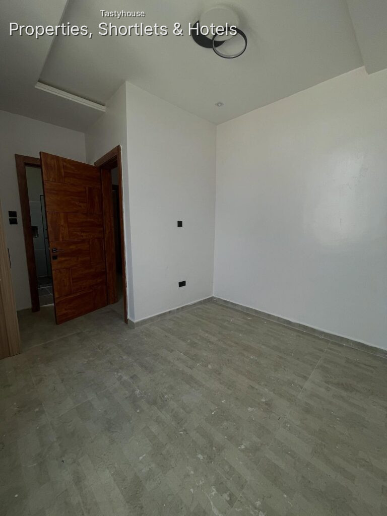 5 BEDROOM FULLY DETACHED DUPLEX