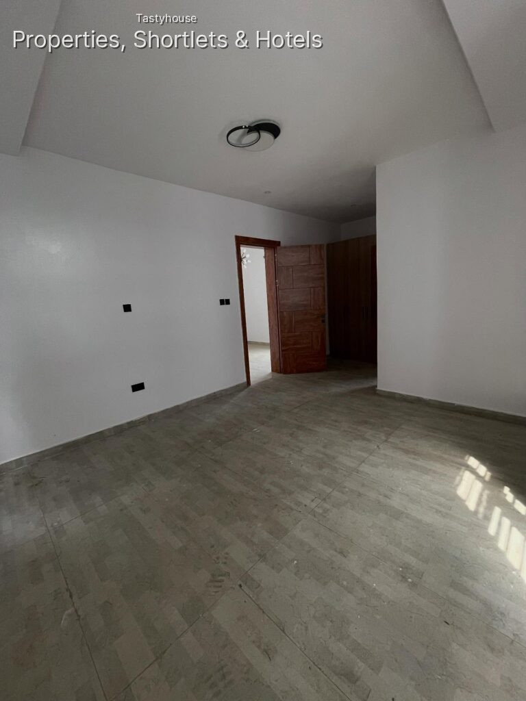 5 BEDROOM FULLY DETACHED DUPLEX