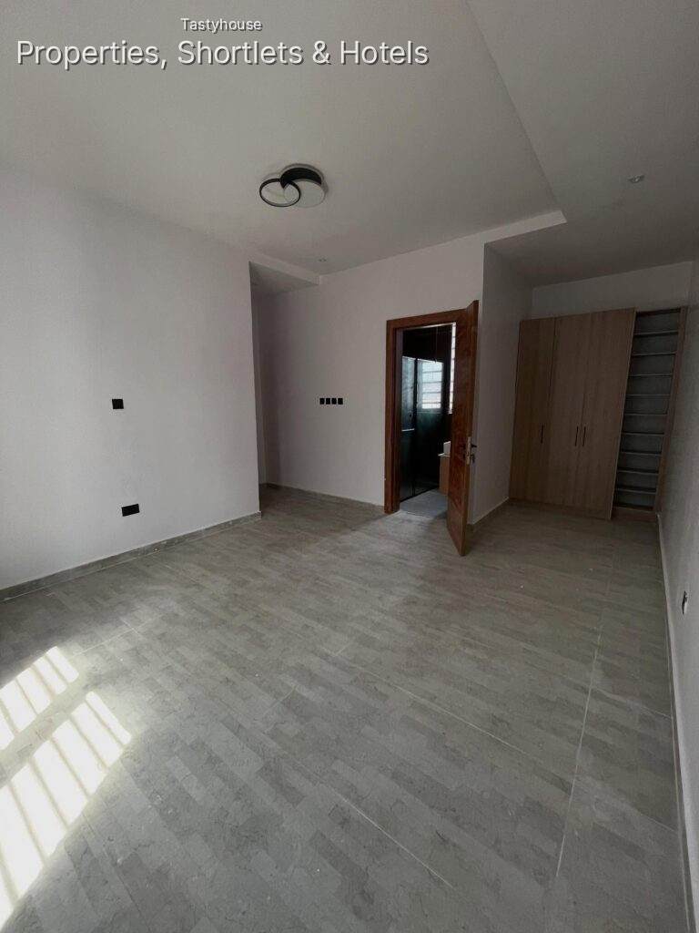 5 BEDROOM FULLY DETACHED DUPLEX