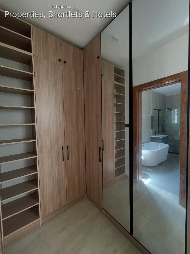5 BEDROOM FULLY DETACHED DUPLEX