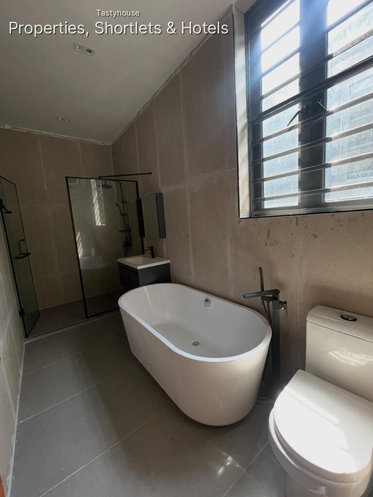 5 BEDROOM FULLY DETACHED DUPLEX