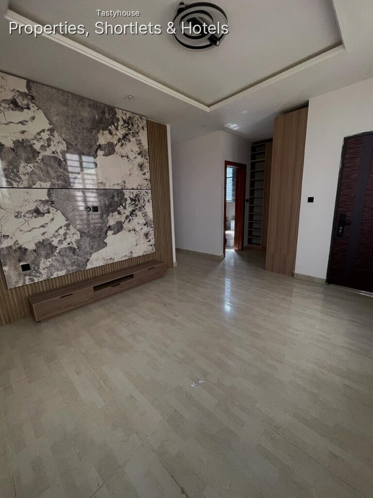 5 BEDROOM FULLY DETACHED DUPLEX