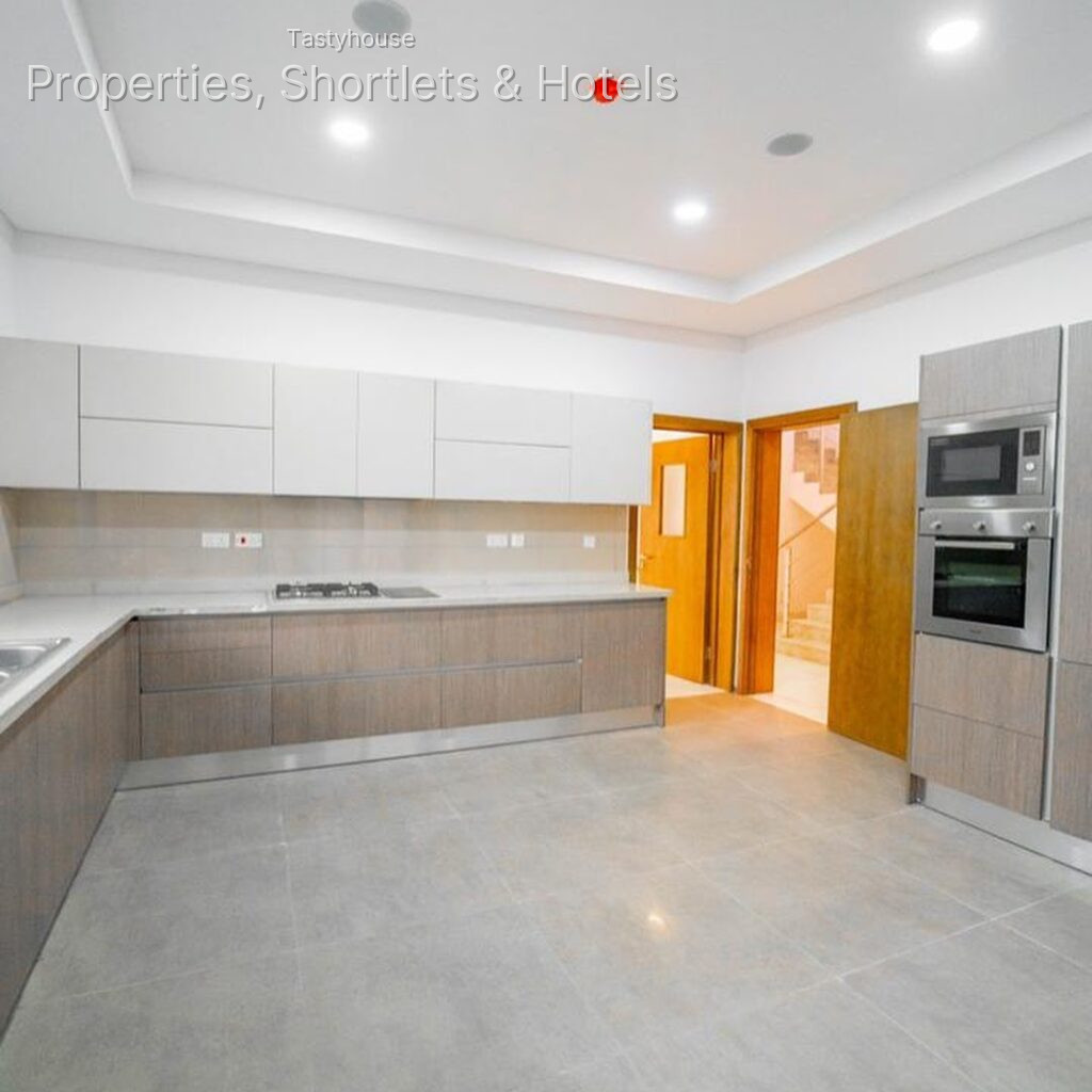 Newly Built 5 Bedroom Detached Duplex