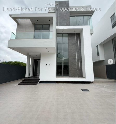 Beautifully Built 5 Bedroom Fully Detached Duplex