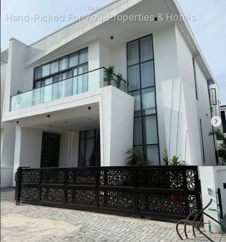 5 Bedroom Contemporary Home