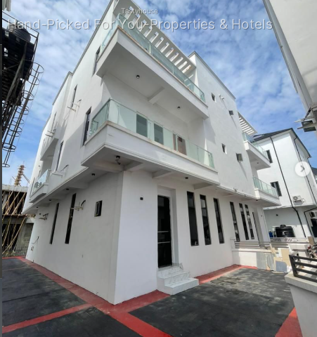 5 𝗯𝗲𝗱𝗿𝗼𝗼𝗺 fully detached duplex