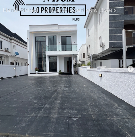 5-Bedroom Detached House with Swimming Pool