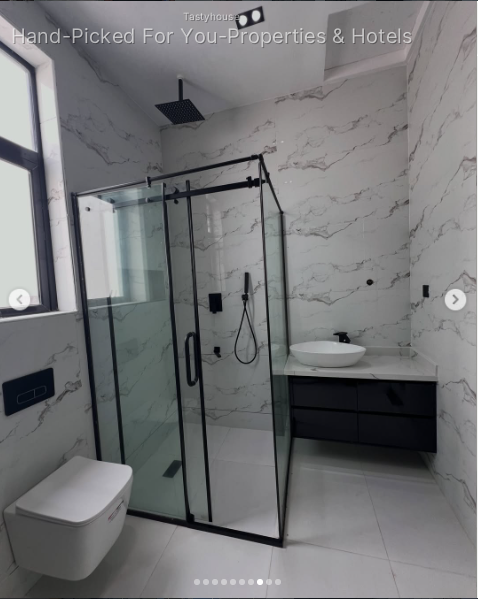 5-Bedroom Detached House with Swimming Pool