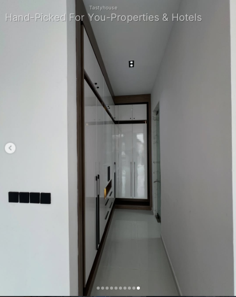 5-Bedroom Detached House with Swimming Pool