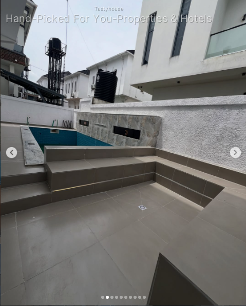 5-Bedroom Detached House with Swimming Pool