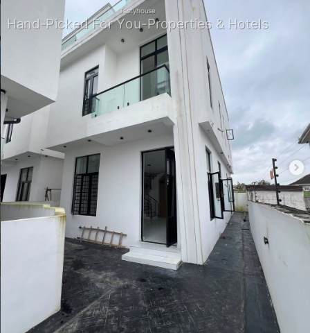 Contemporary 4-Bedroom Detached Duplex