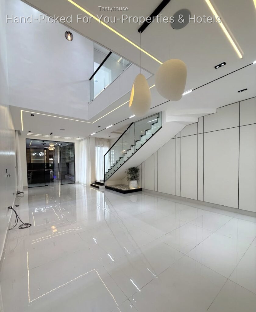 5 BEDROOM FULLY DETACHED DUPLEX WITH SWIMMING POOL, BQ