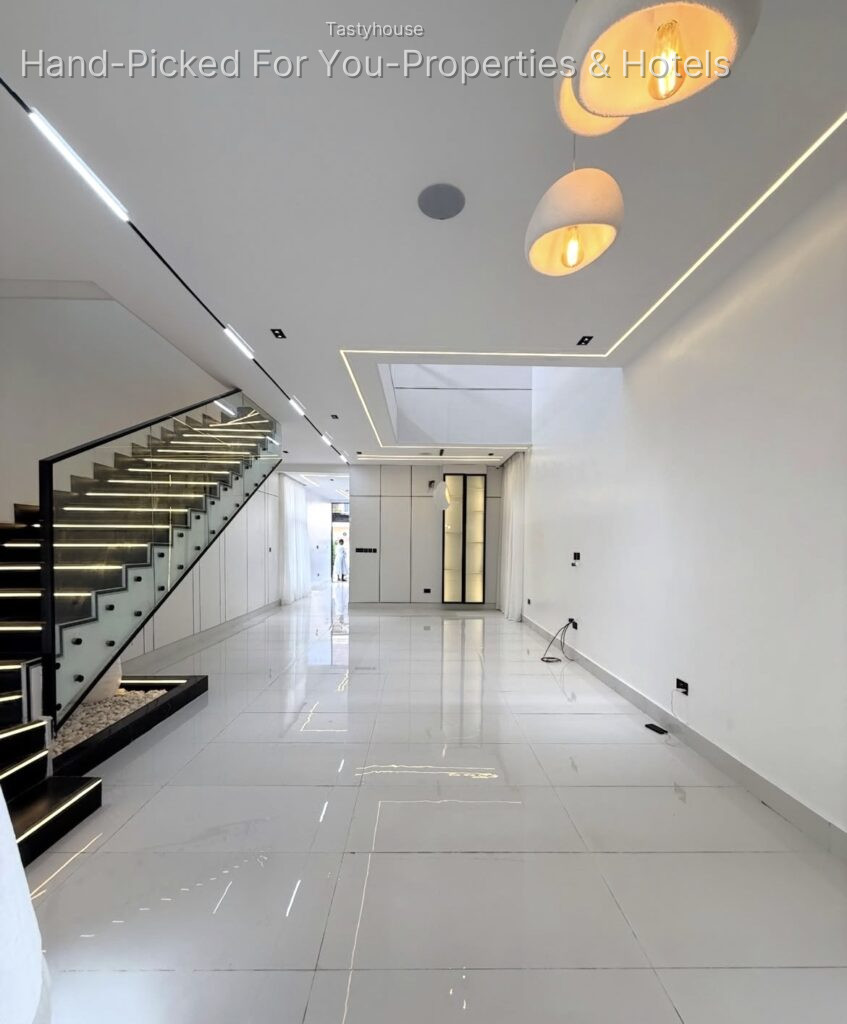 5 BEDROOM FULLY DETACHED DUPLEX WITH SWIMMING POOL, BQ
