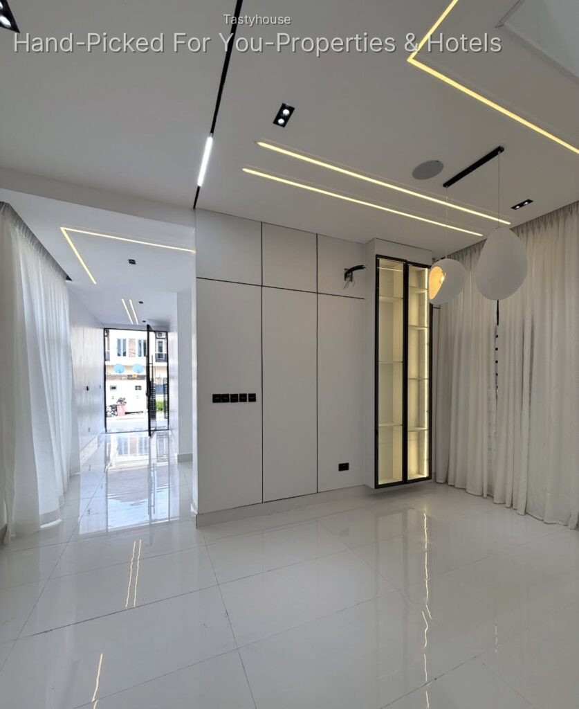 5 BEDROOM FULLY DETACHED DUPLEX WITH SWIMMING POOL, BQ