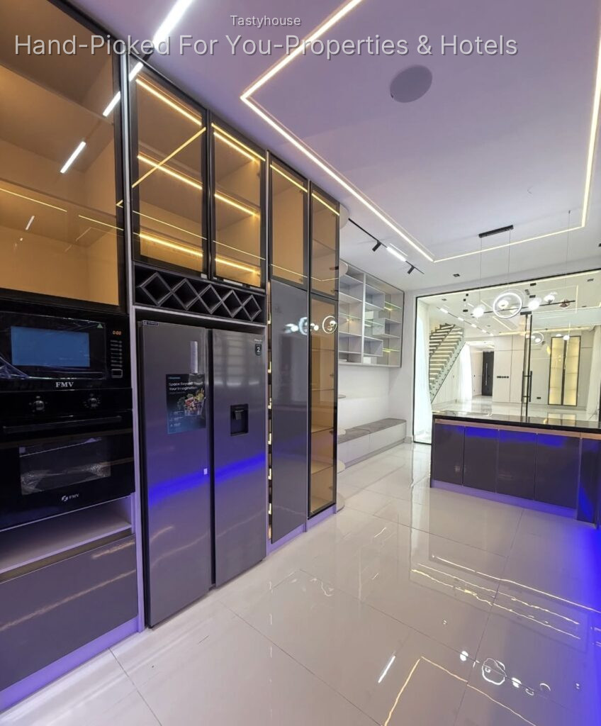 5 BEDROOM FULLY DETACHED DUPLEX WITH SWIMMING POOL, BQ