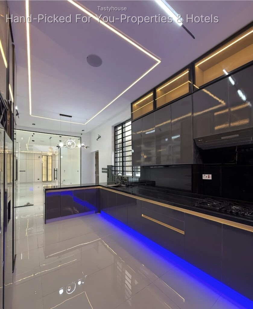 5 BEDROOM FULLY DETACHED DUPLEX WITH SWIMMING POOL, BQ