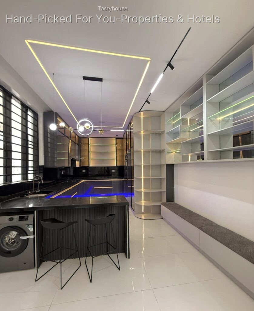 5 BEDROOM FULLY DETACHED DUPLEX WITH SWIMMING POOL, BQ