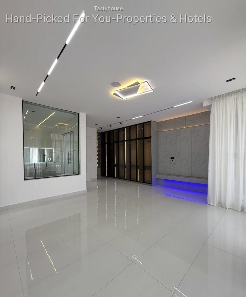 5 BEDROOM FULLY DETACHED DUPLEX WITH SWIMMING POOL, BQ