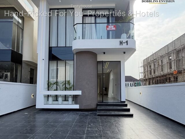 5 BEDROOM FULLY DETACHED DUPLEX WITH SWIMMING POOL, BQ