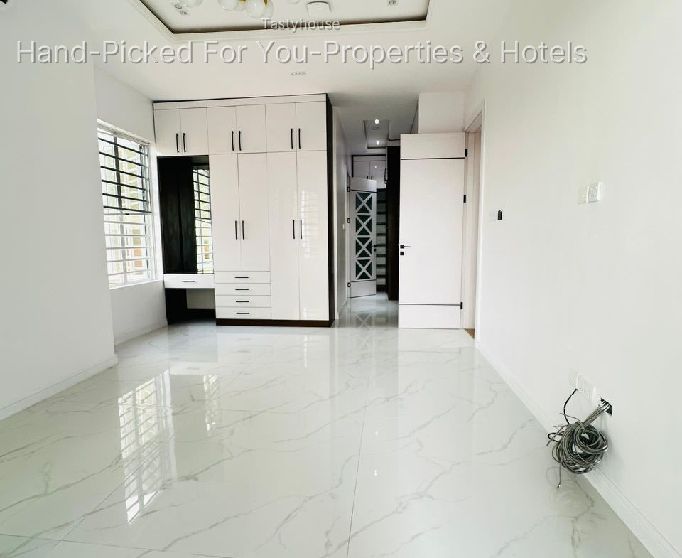 LUXURIOUS AUTOMATED 5 BEDROOM FULLY DETACHED DUPLEX WITH A BQ