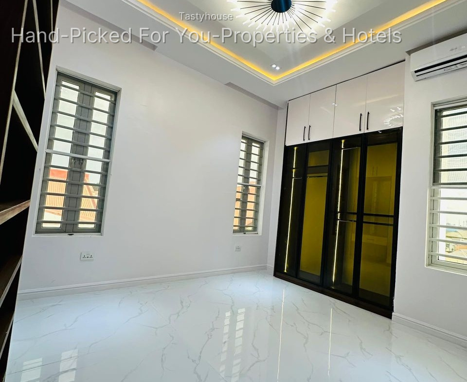 LUXURIOUS AUTOMATED 5 BEDROOM FULLY DETACHED DUPLEX WITH A BQ
