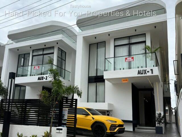 CONTEMPORARY 5 BEDROOM DETACHED HOME