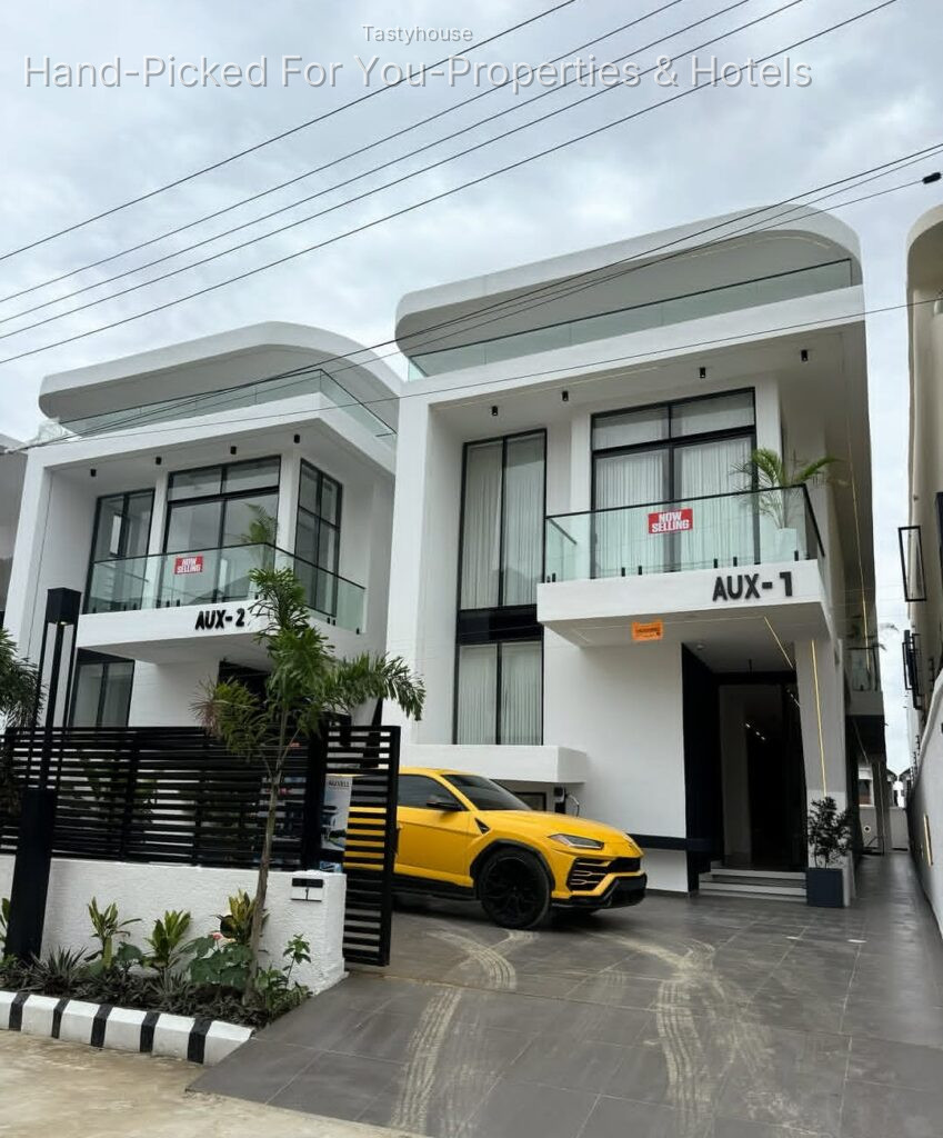 CONTEMPORARY 5 BEDROOM DETACHED HOME