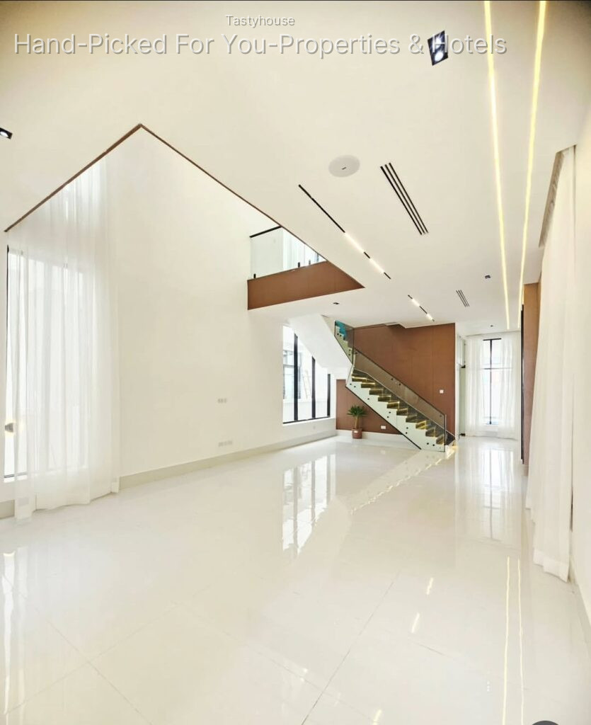 CONTEMPORARY 5 BEDROOM DETACHED HOME