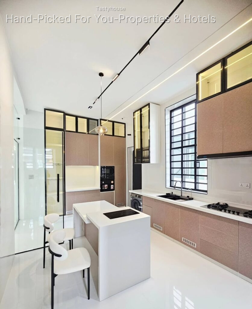 CONTEMPORARY 5 BEDROOM DETACHED HOME