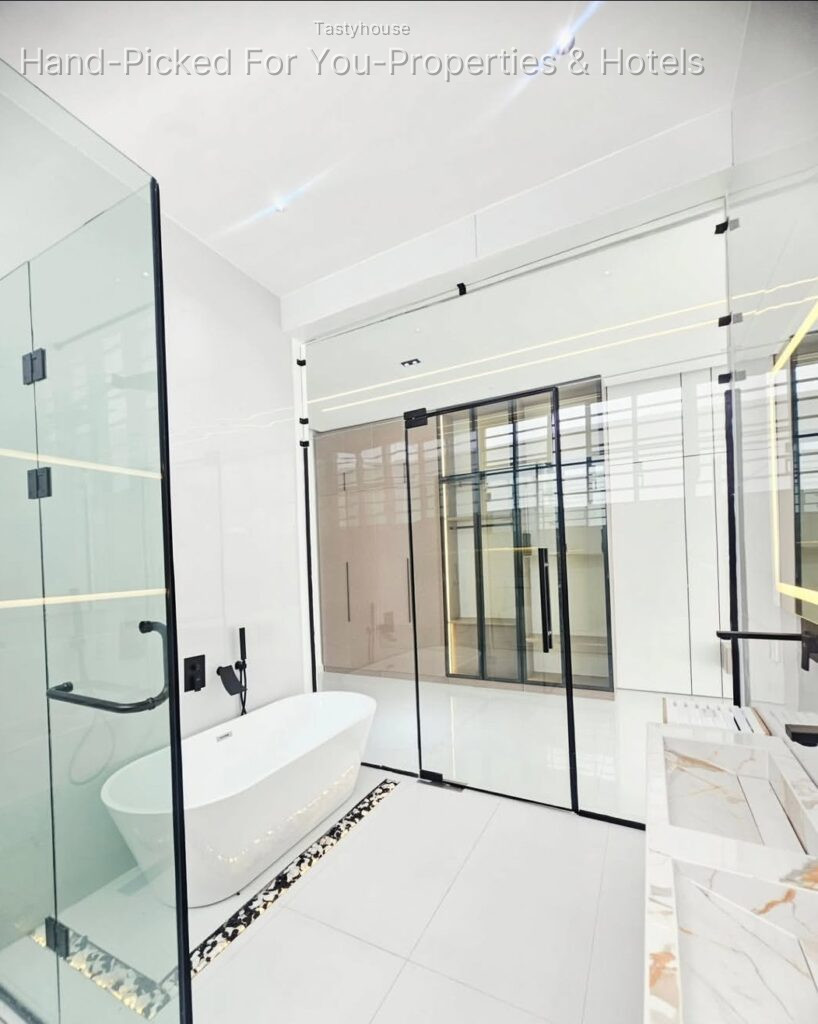 CONTEMPORARY 5 BEDROOM DETACHED HOME