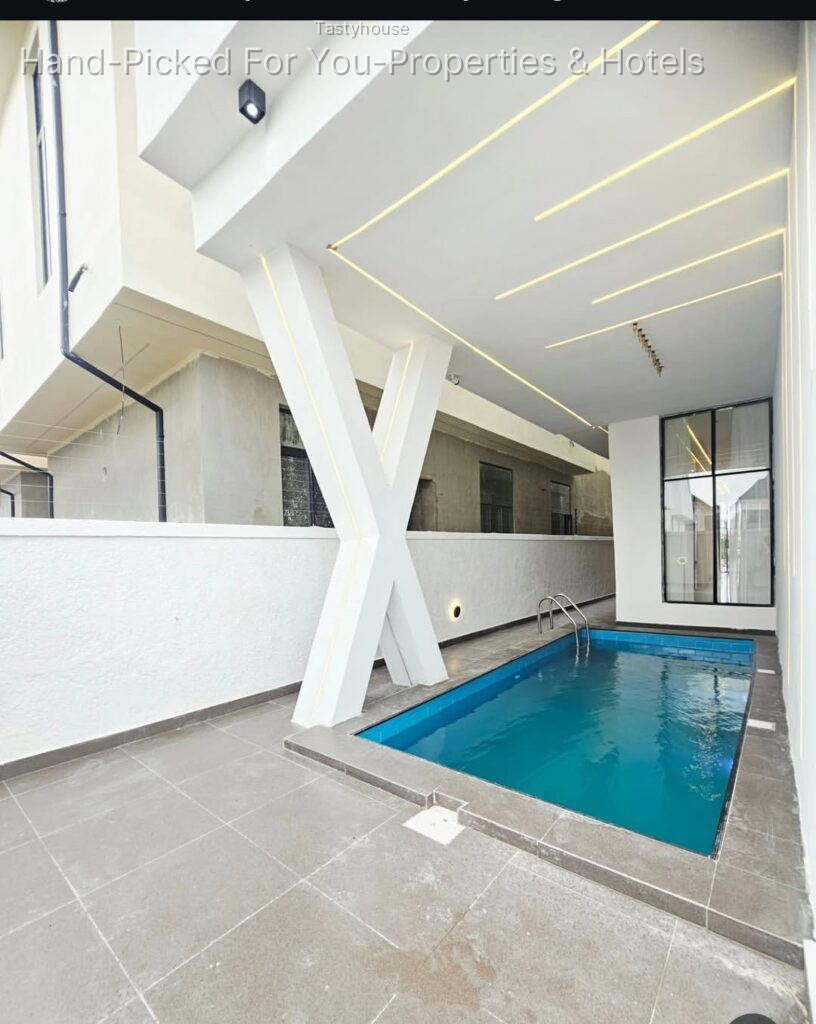 CONTEMPORARY 5 BEDROOM DETACHED HOME