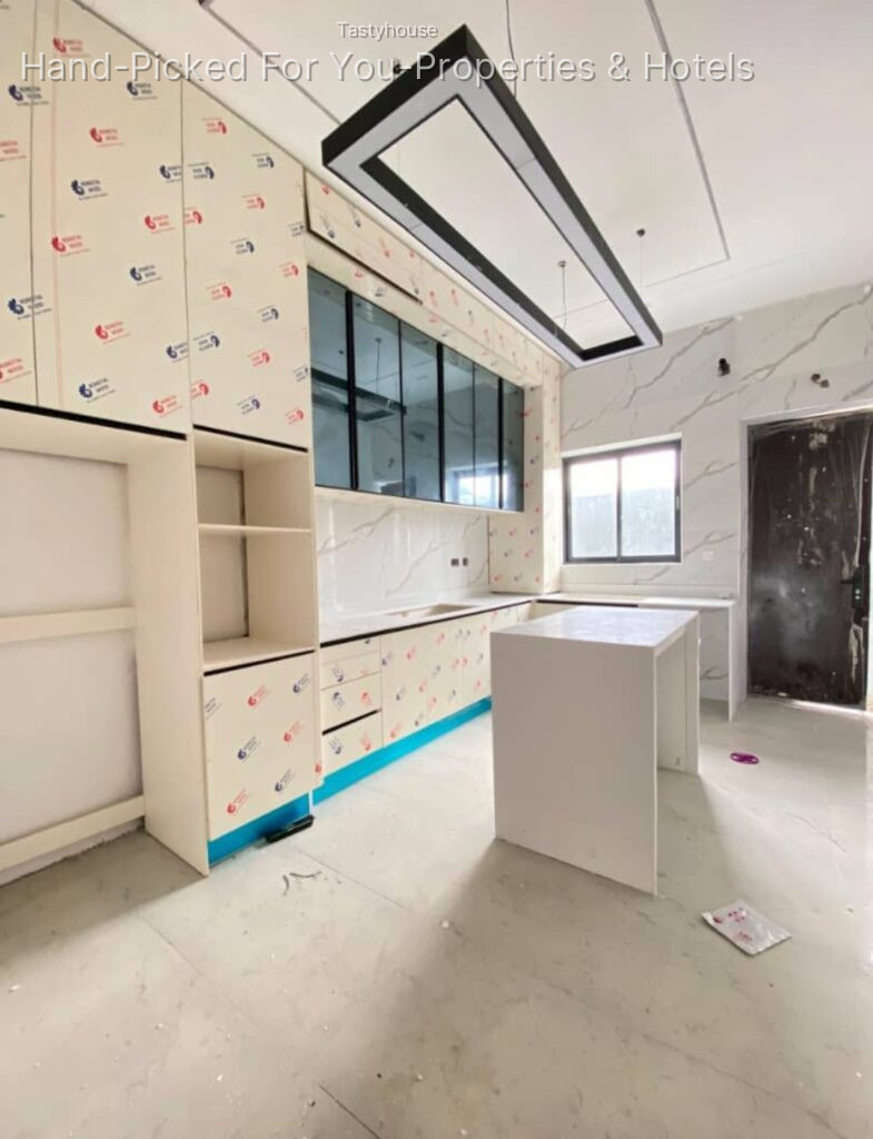 4 BEDROOM SEMI-DETACHED DUPLEX