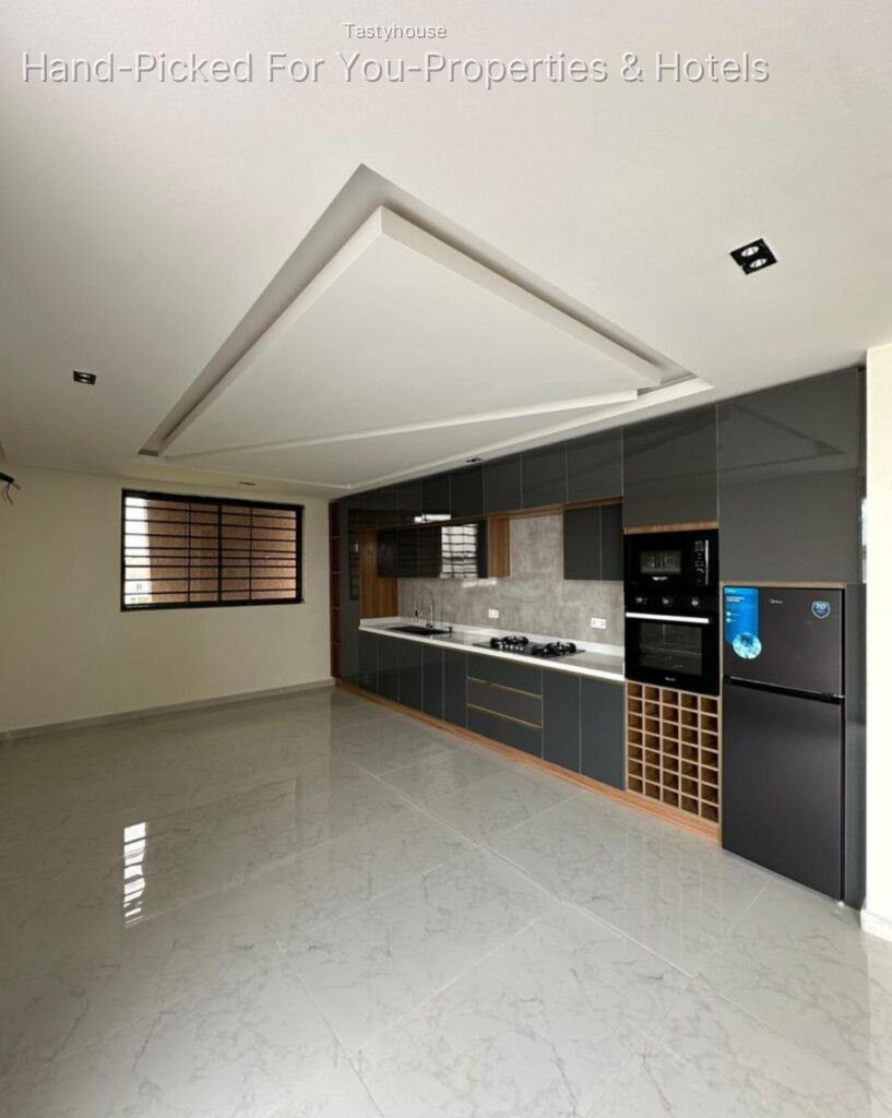 LUXURY 5BEDROOM FULLY DETACHED DUPLEX