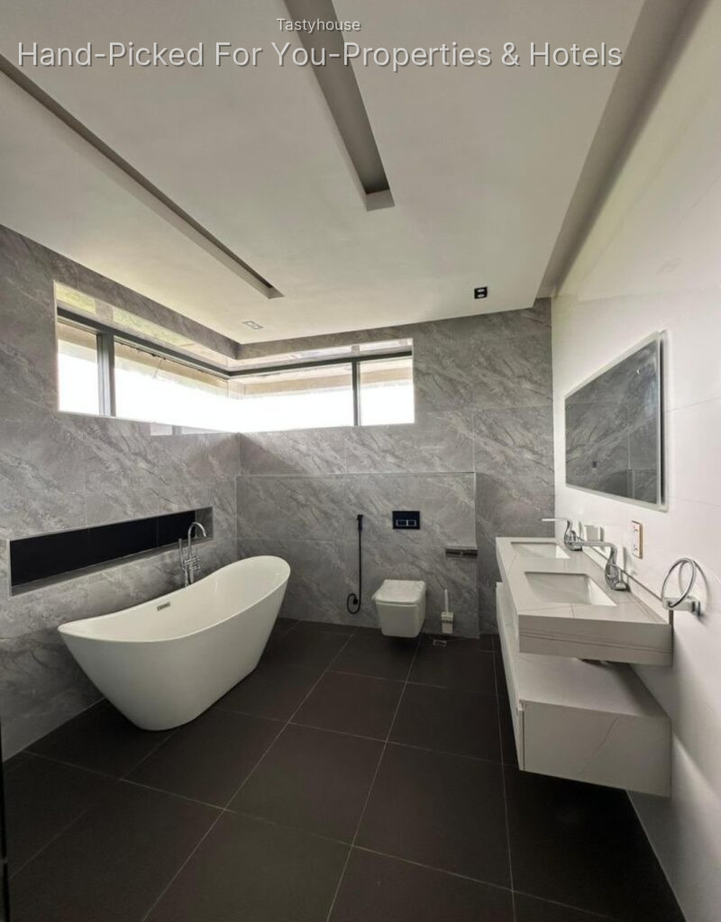LUXURY 5BEDROOM FULLY DETACHED DUPLEX