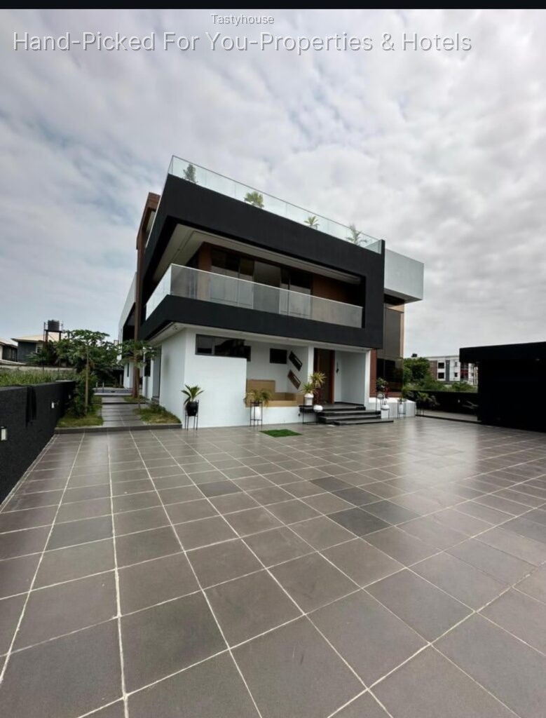 LUXURY 5BEDROOM FULLY DETACHED DUPLEX