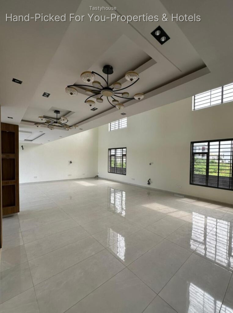 LUXURY 5BEDROOM FULLY DETACHED DUPLEX