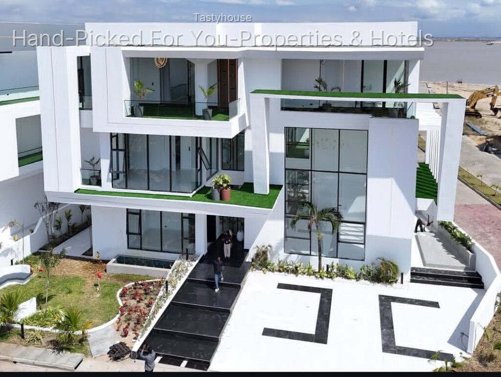 LUXURY AUTOMATED 5 BEDROOM DETACHED HOME