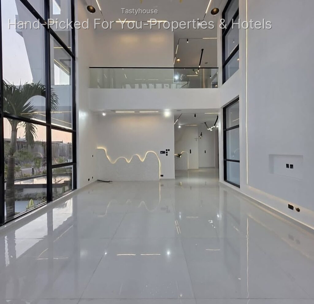 LUXURY AUTOMATED 5 BEDROOM DETACHED HOME