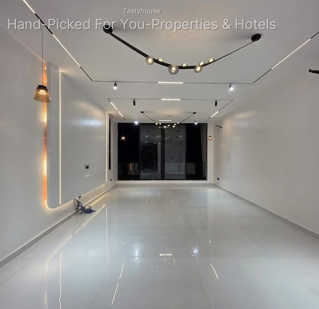 LUXURY AUTOMATED 5 BEDROOM DETACHED HOME