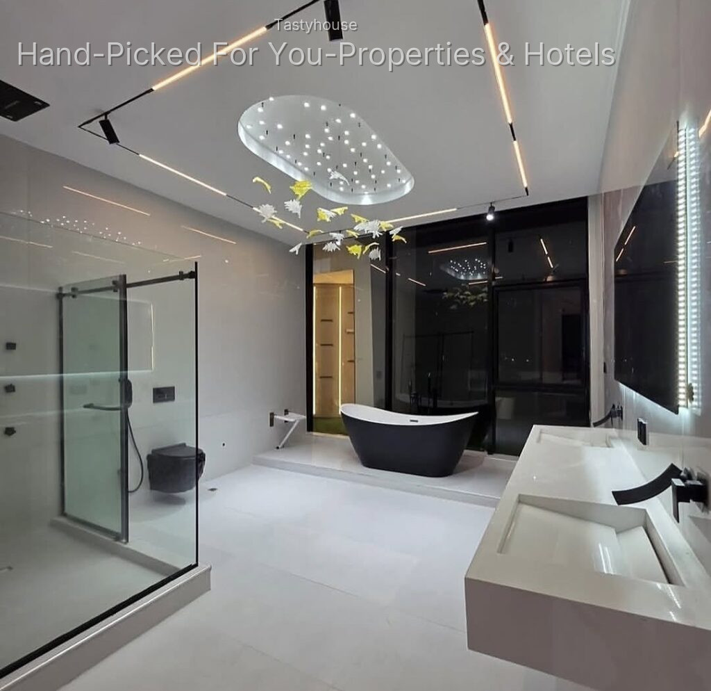 LUXURY AUTOMATED 5 BEDROOM DETACHED HOME