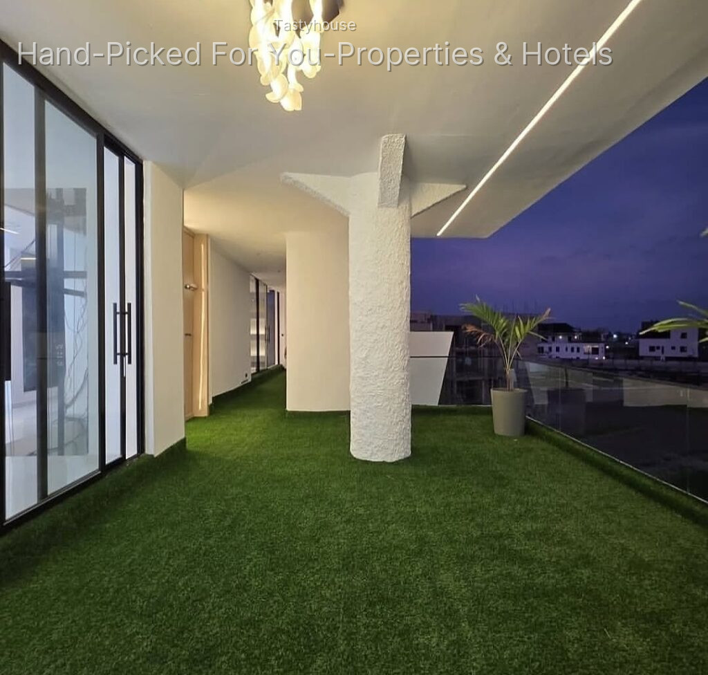 LUXURY AUTOMATED 5 BEDROOM DETACHED HOME