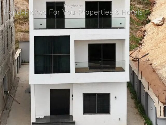5 Bedroom Detached Duplex