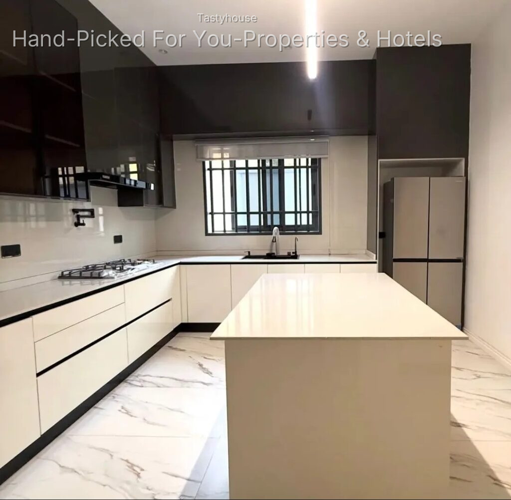 5 Bedroom Detached Duplex