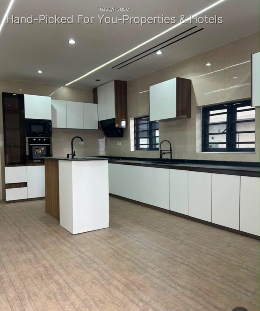 5 bedroom fully detached duplex