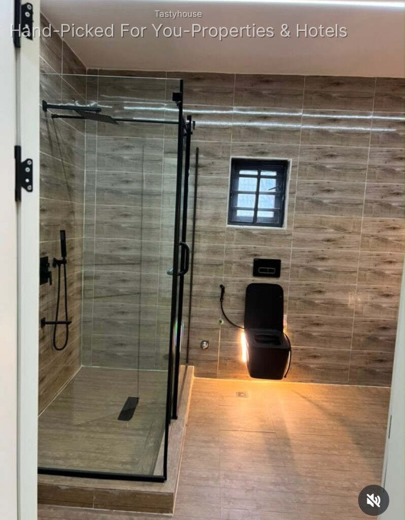 5 bedroom fully detached duplex