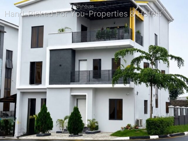 5 bedroom detached duplex