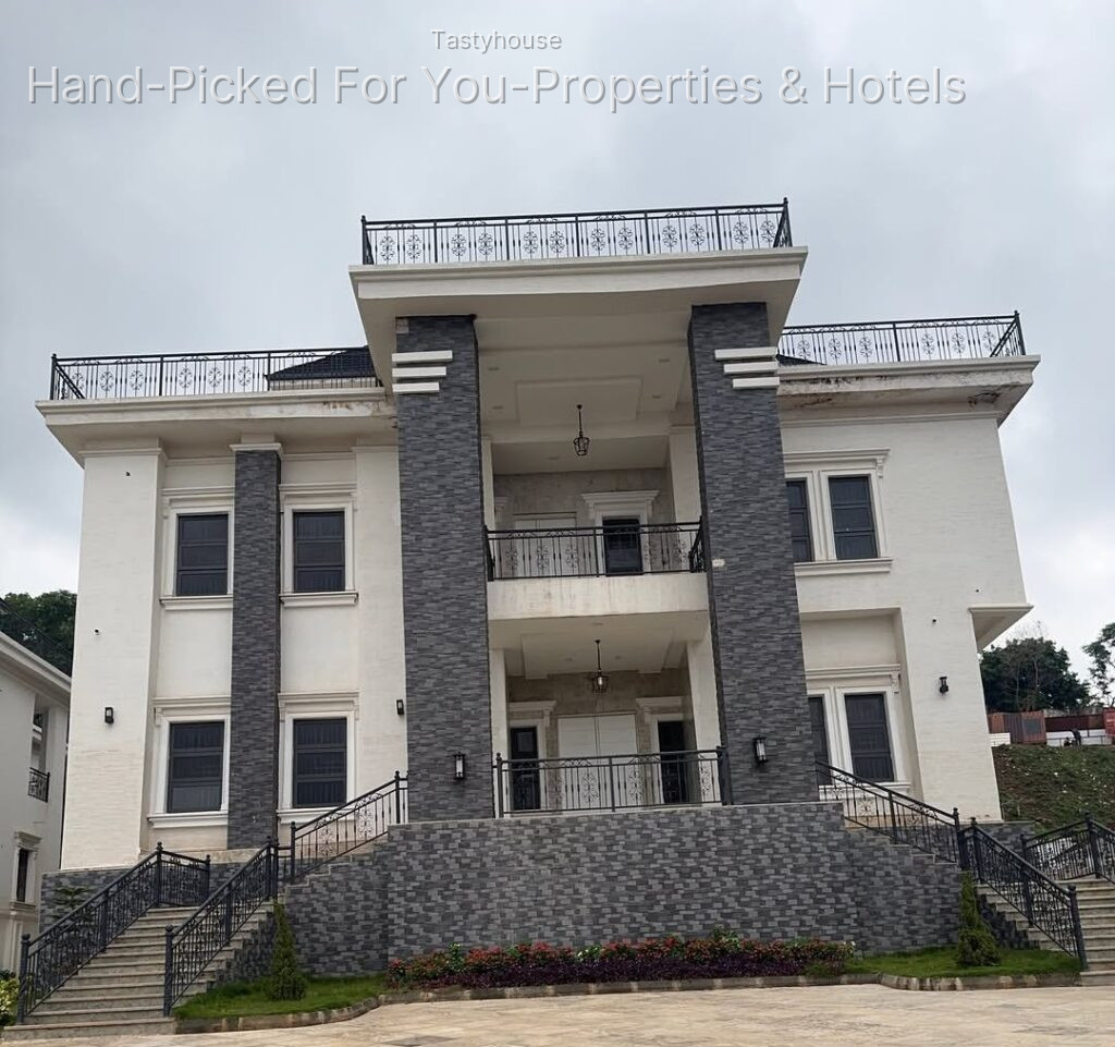 8 BEDROOM MANSION WITH BASEMENT