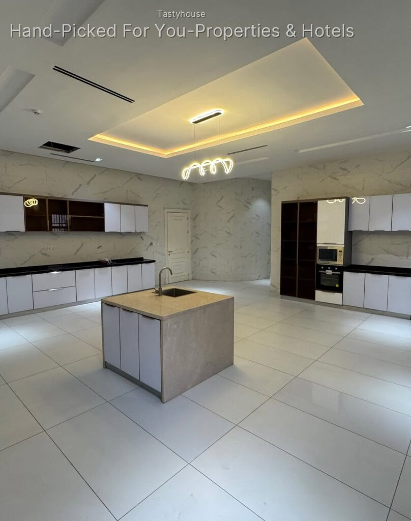 8 BEDROOM MANSION WITH BASEMENT