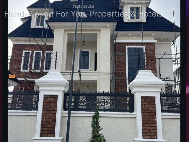 8Bedroom. 4 Living Room. 2 room Bq