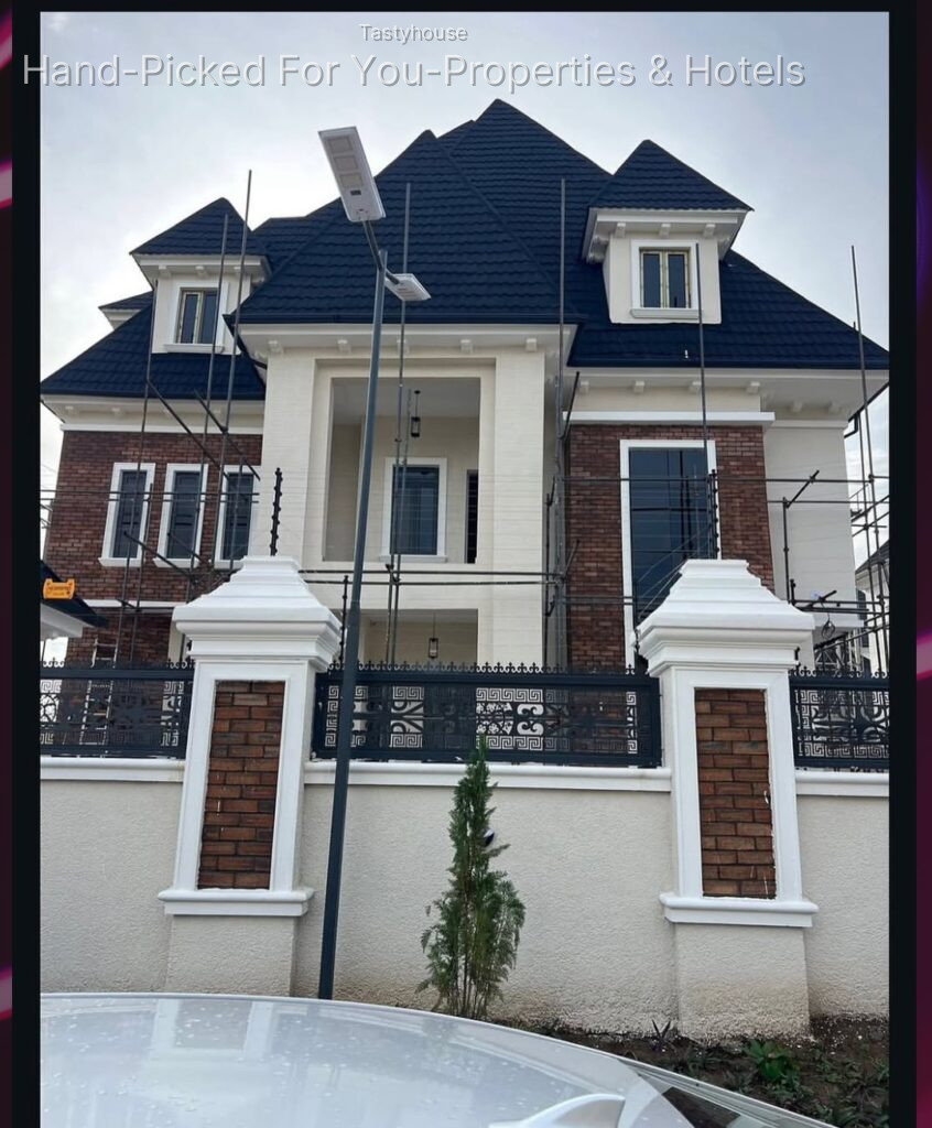 8Bedroom. 4 Living Room. 2 room Bq